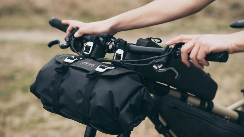 BROOKS Scape Handlebar Roll Black - wasserdichte Lenkertasche 10-12 Liter aus 600D Polyester mit Hypalon-Details - 670 g leicht, 350-400x160x160 mm