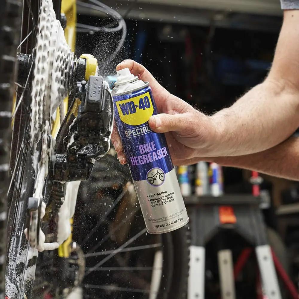 WD-40 Kettenreiniger 500 ml wird zur schnellen und gründlichen Reinigung direkt auf die Fahrradkette gesprüht.