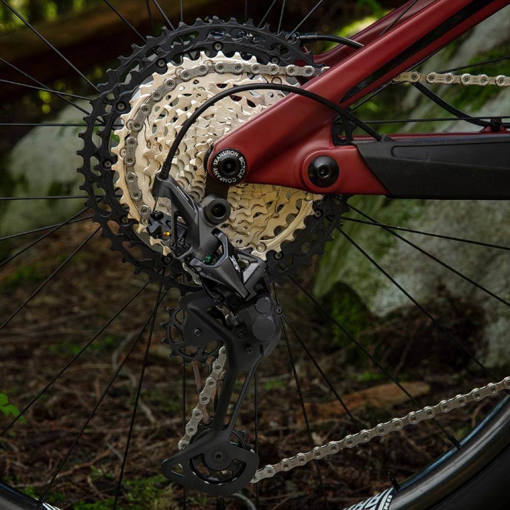 Shimano Deore XT CS-M8100 12-fach Kassette 10-51Z an einem roten Mountainbike-Hinterrad mit Schaltwerk.