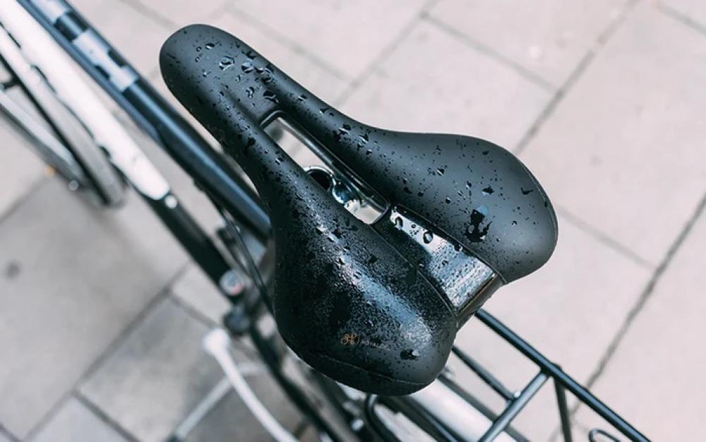 Selle Royal Fahrradsattel Ellipse Moderate, schwarz, nass mit Regentropfen auf einem Fahrrad für City-Komfort.