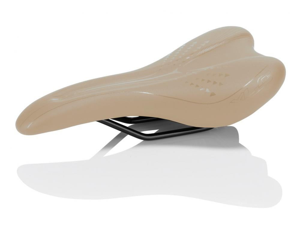 XLC Trekking-Sattel Everyday III für Herren in Creme, 277x155mm, mit subtilem Muster auf weißem Hintergrund.