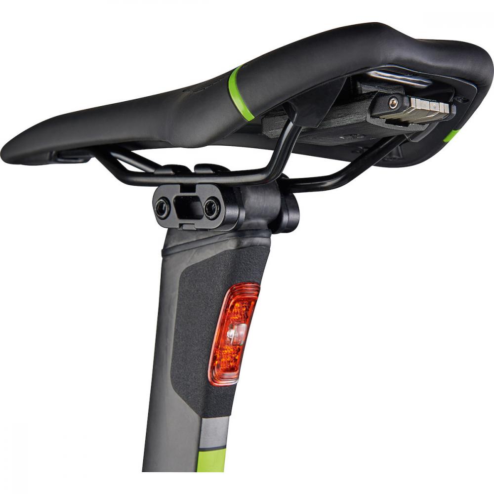 Merida Rücklicht REACTO integriert in Aero-Sattelstütze unter schwarzem Fahrradsattel.