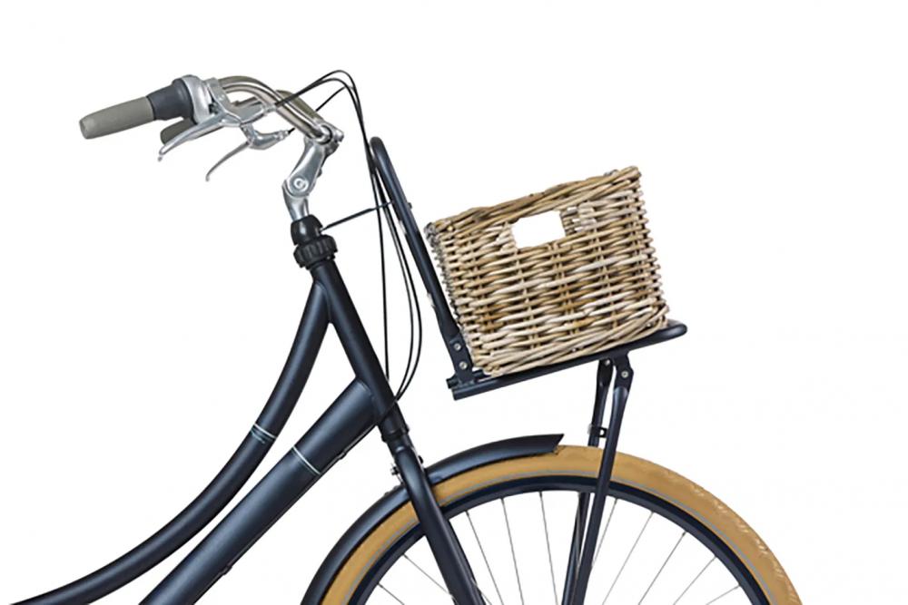 Basil Dax S Rattan Fahrradkorb auf dem vorderen Gepäckträger eines dunklen Transportrads.