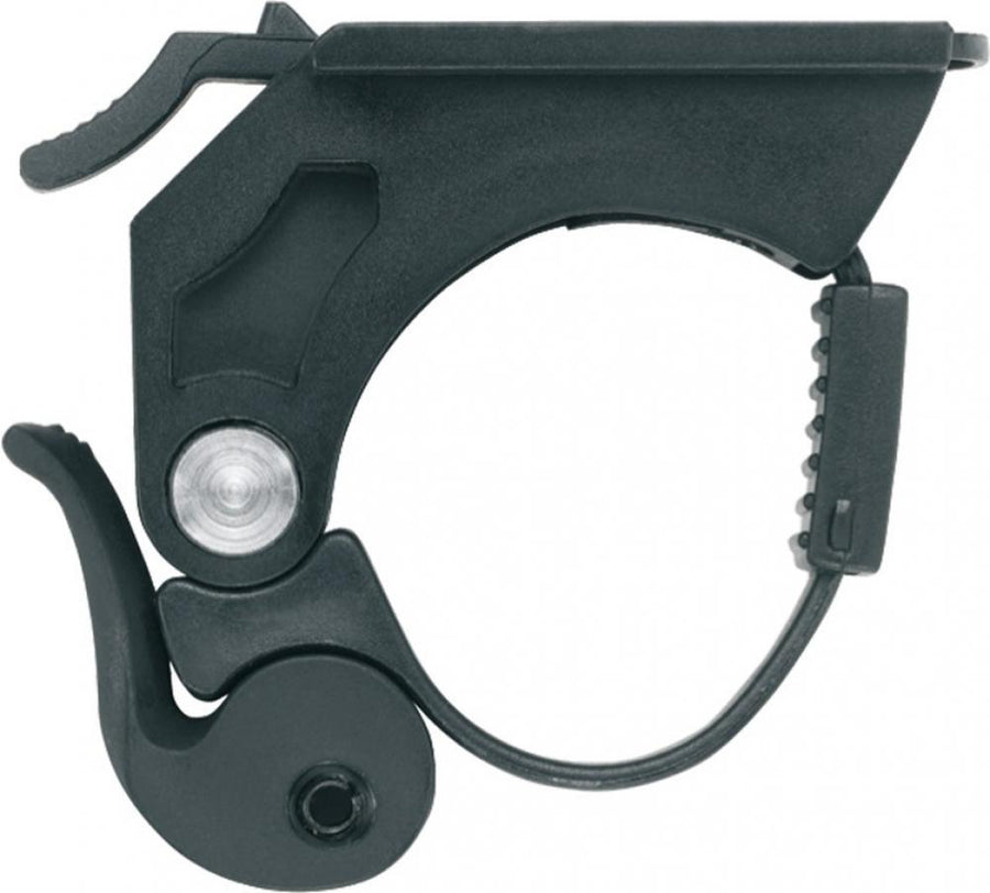 Schwarze XLC CL-X03 Frontlichthalterung für Fahrrad-Frontleuchten Triton/Europa, Nahaufnahme auf weißem Hintergrund.