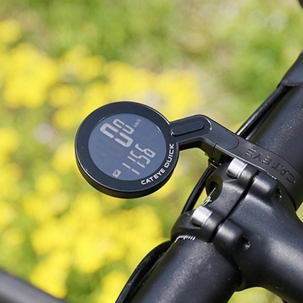 Kabelloser Cat Eye Quick Fahrradcomputer in Schwarz-Rot am Lenker, analoge Frequenz, 8 Funktionen, rundes Design.