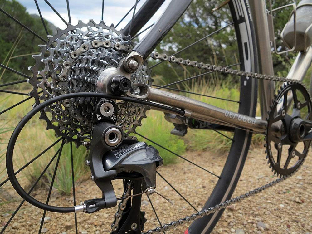 Wolf Tooth RoadLink Schaltwerk-Adapter, schwarz: Erweitern Sie Ihr Rennrad mit diesem Adapter für Shimano 10-/11-fach Schaltwerke, kompatibel mit MTB-Kassetten bis 40 Zähne