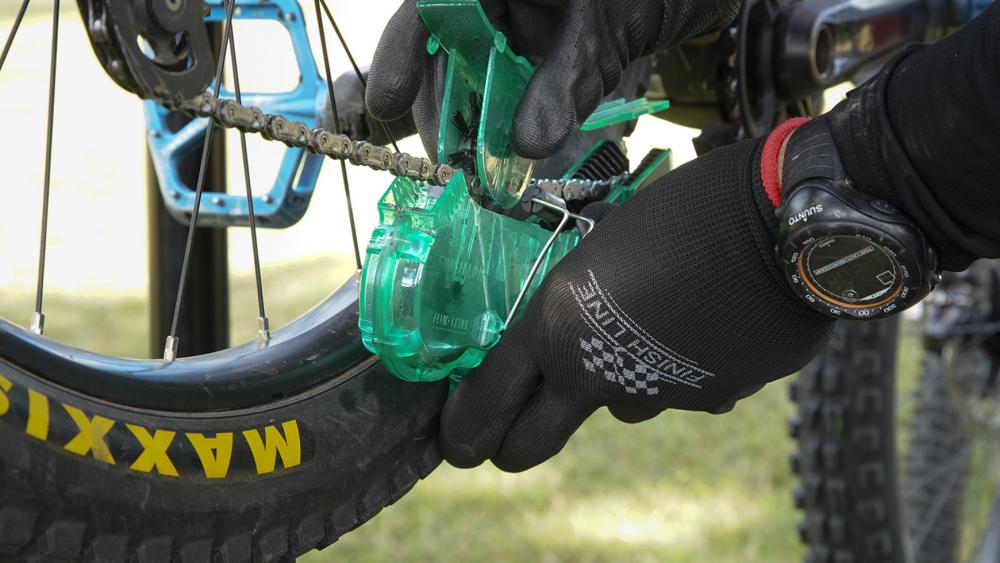 Finish Line Pro Chain Cleaner Kettenreinigungsgerät - 3-Bürsten Design, starkes Magnetfach & tropffreier 30° Ablauf
