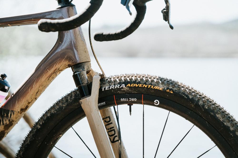 Continental Terra Adventure Gravel-Reifen am verschmutzten Fahrrad-Vorderrad.