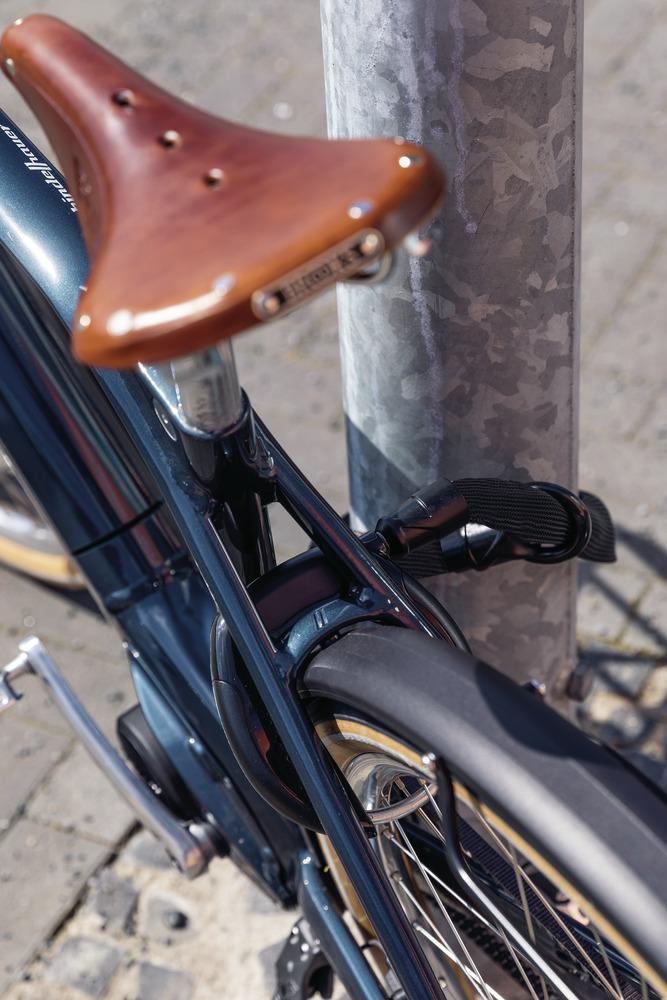 ABUS IvyTex Kettenschloss am Fahrrad, in Rahmenschloss gesteckt und an Laternenpfahl gesichert.