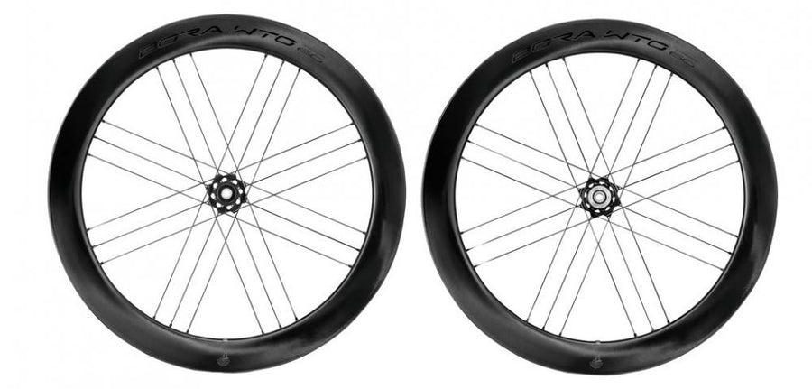 Schwarzer Bora WTO DB 60 C23 2WF Laufradsatz für SRAM XDR, zwei aerodynamische Rennrad-Laufräder.