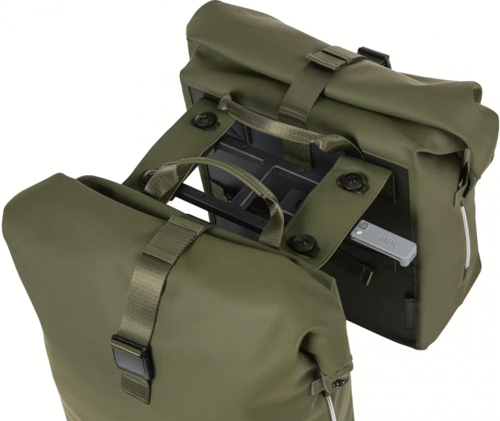Basil Soho Nordlicht MIK 2.0 olivgrüne wasserdichte Rolltop-Doppeltasche mit MIK-Adapter.