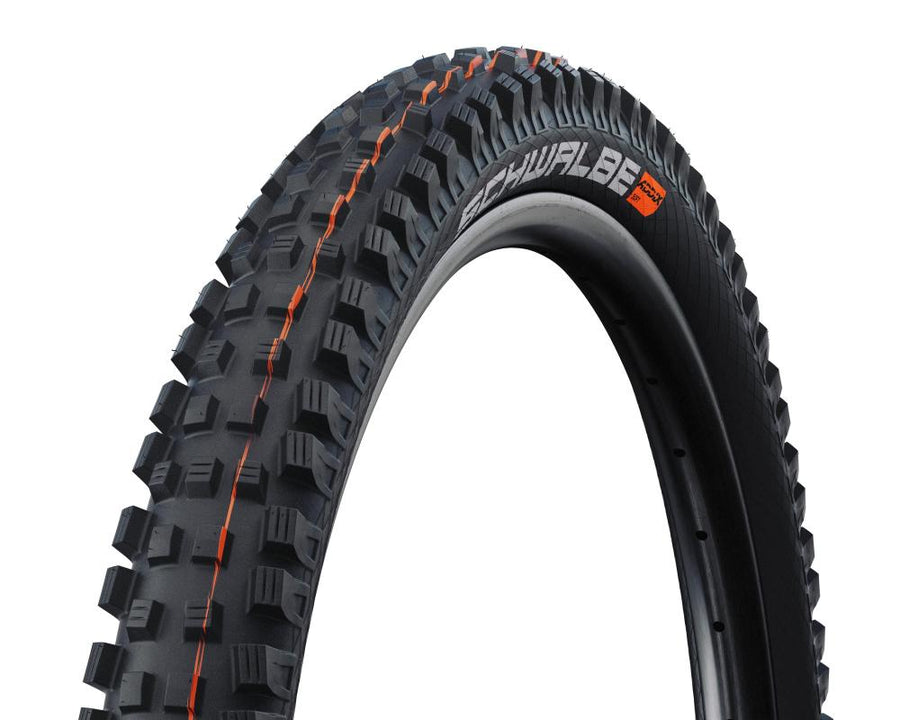 Schwalbe Magic Mary Evo Super Gravity MTB-Reifen schwarz mit aggressivem Profil und orangefarbenen Akzenten.