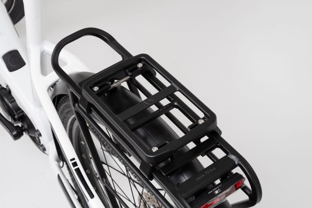 Atranvelo System Adapter Newrack Uni Standard schwarz Aluminium auf Fahrrad-Gepäckträger montiert.