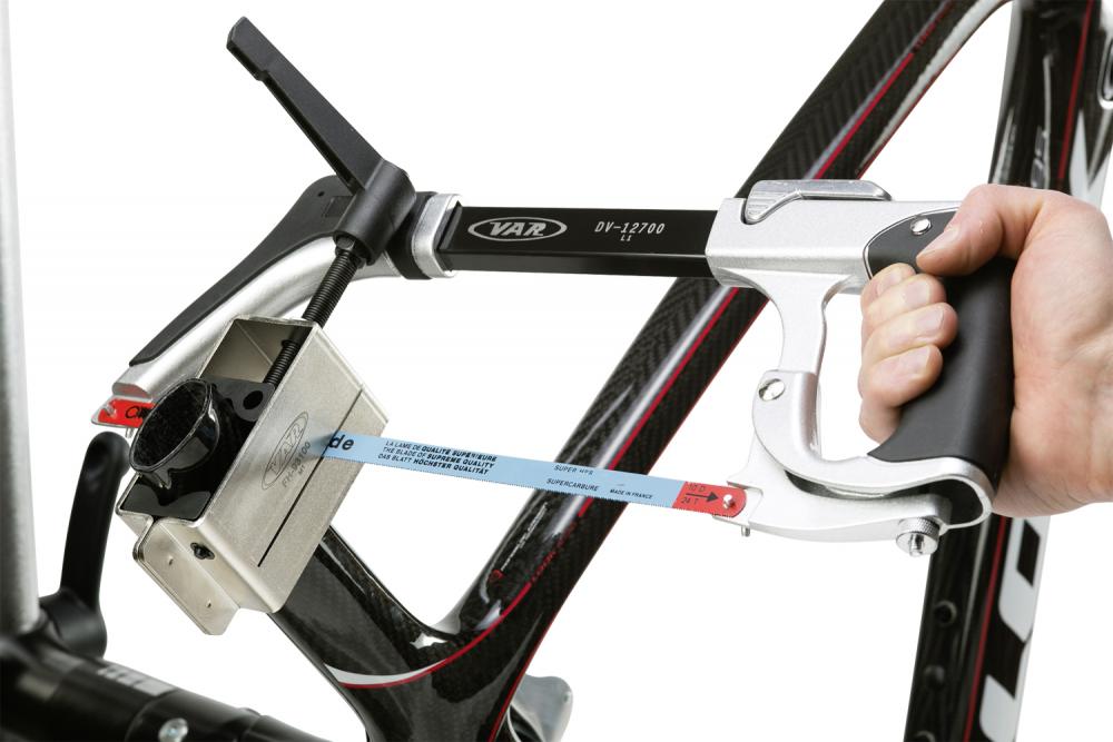 VAR Sägeblattführung FH-93100 beim präzisen Kürzen eines Fahrrad-Gabelschäfts mit einer Handsäge.