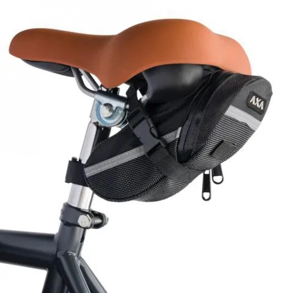 Schwarze Axa Satteltasche unter braunem Fahrradsattel, passend zu Rahmenschloss BLOCK XXL + ULC 100.