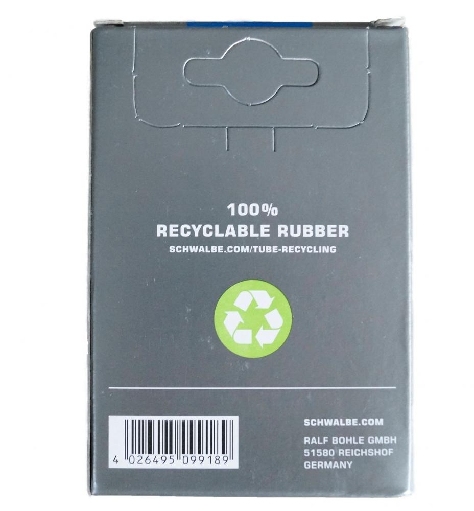Schwalbe Marathon Plus Fahrradreifen-Set Verpackung, Rückseite mit Infos zu 100% recycelbarem Gummi und Barcode.