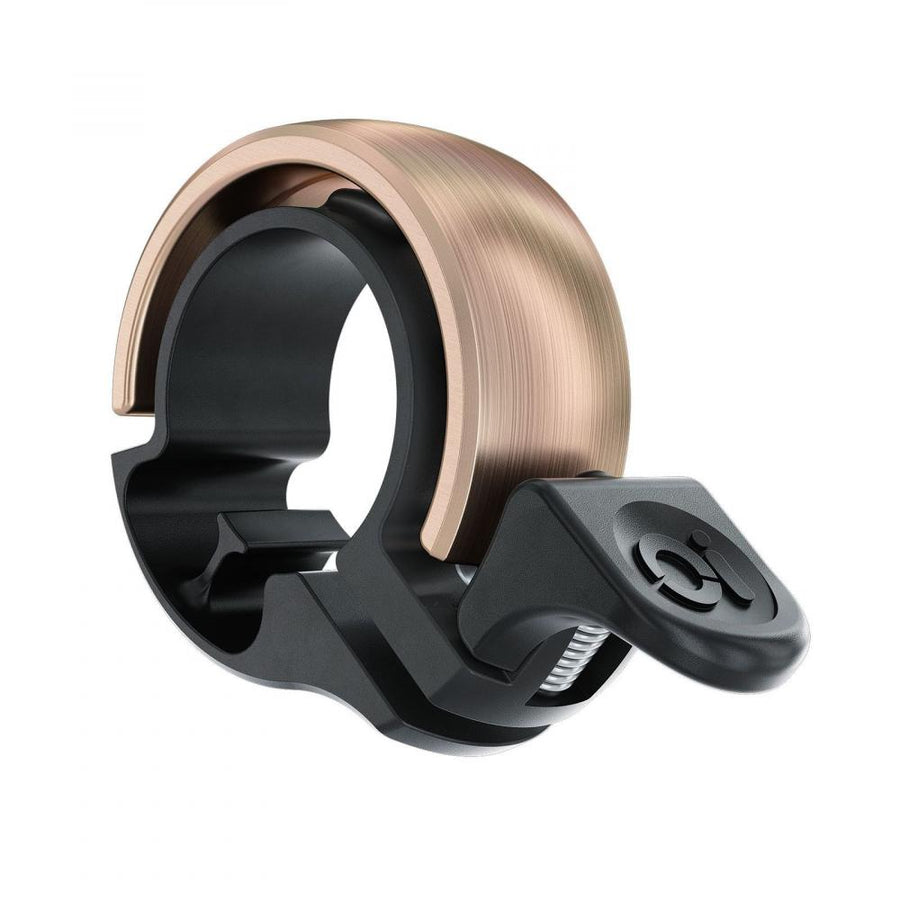Kupferfarbene Knog Oi Classic Fahrradklingel klein 22.2mm mit schwarzer Halterung auf weißem Hintergrund