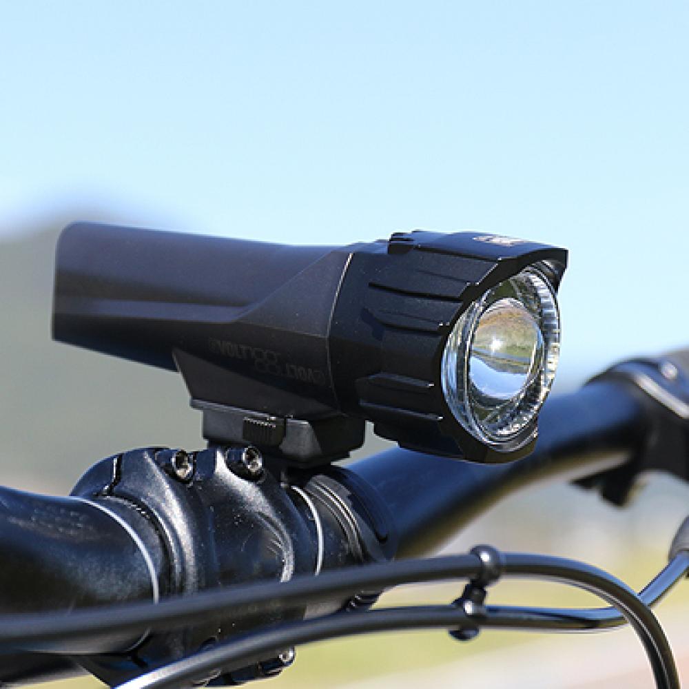 Schwarzes Cat Eye GVolt 100 StVZO Fahrradlicht am Lenker montiert.