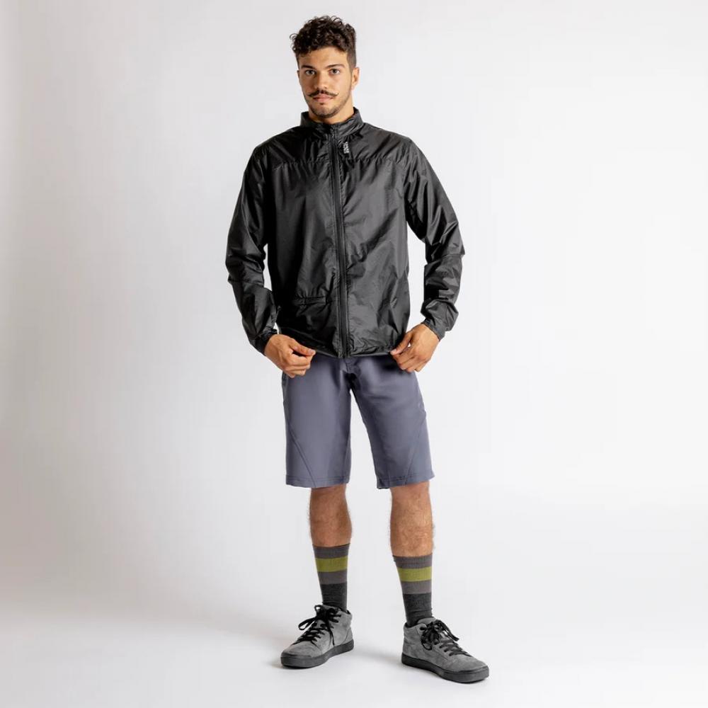 Mann in IXS Flow Windbreaker Jacke anthrazit, ultraleichte Wind- & Wetterschutzjacke für Radfahrer.