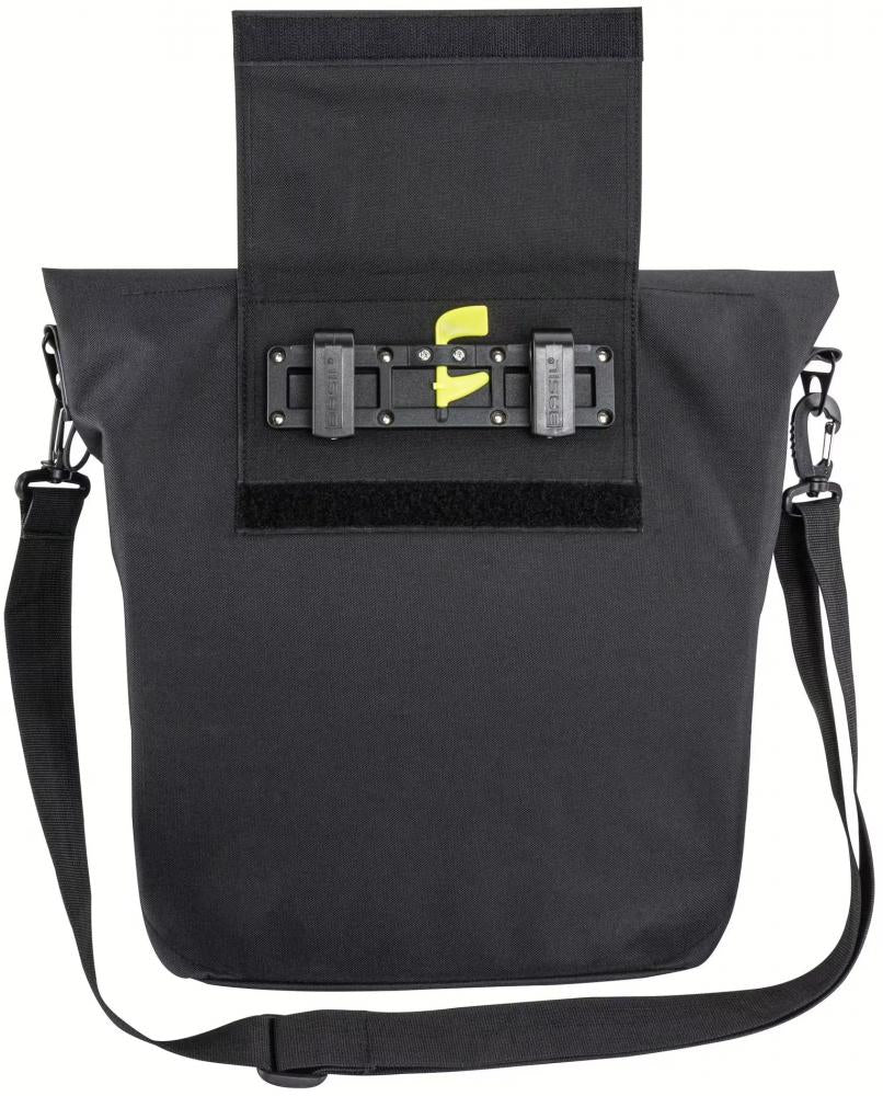 Schwarze QIO Gabriel Fahrradtasche mit Hook-On Haken, Schultergurt und Rollverschluss, wasserabweisend.