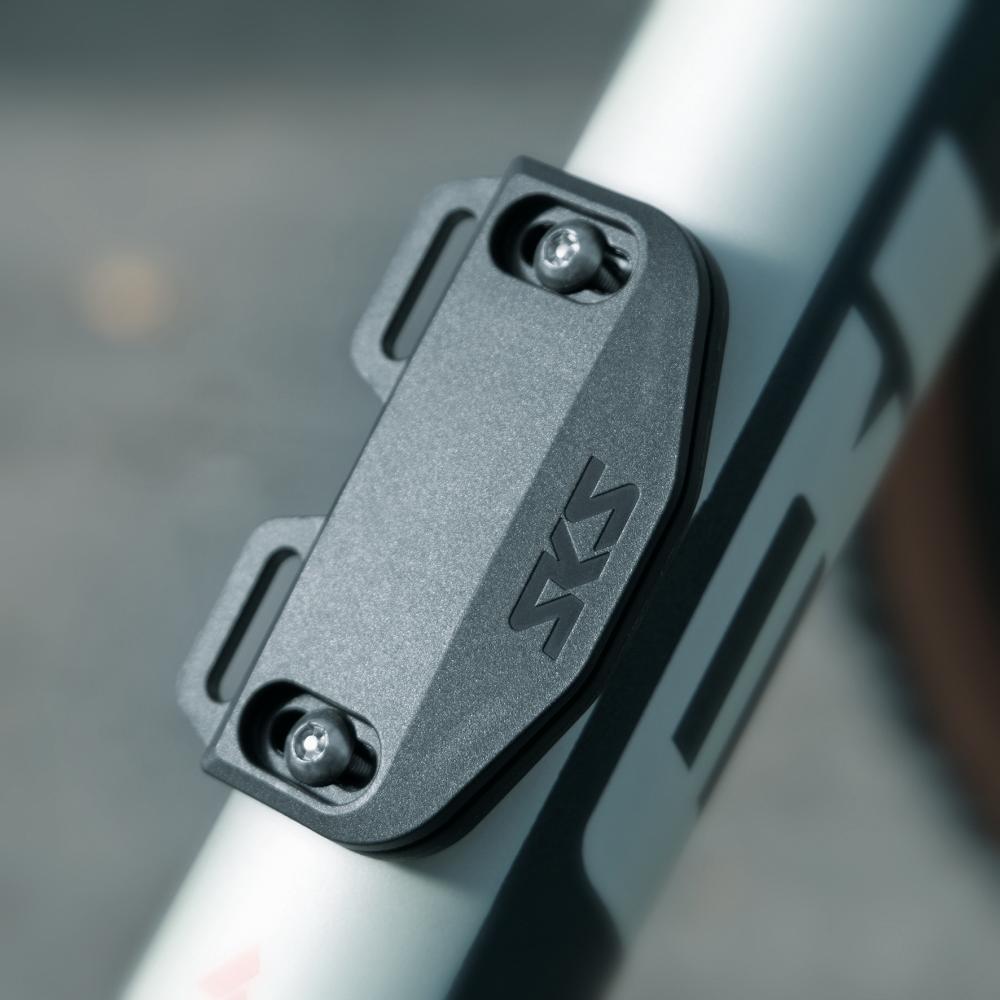 SKS VELODETECT+ AirTag-Halterung für unauffällige und spritzwassergeschützte Montage am Fahrradrahmen, inklusive Sicherheitsschrauben und Adapter für Zubehörbefestigung
