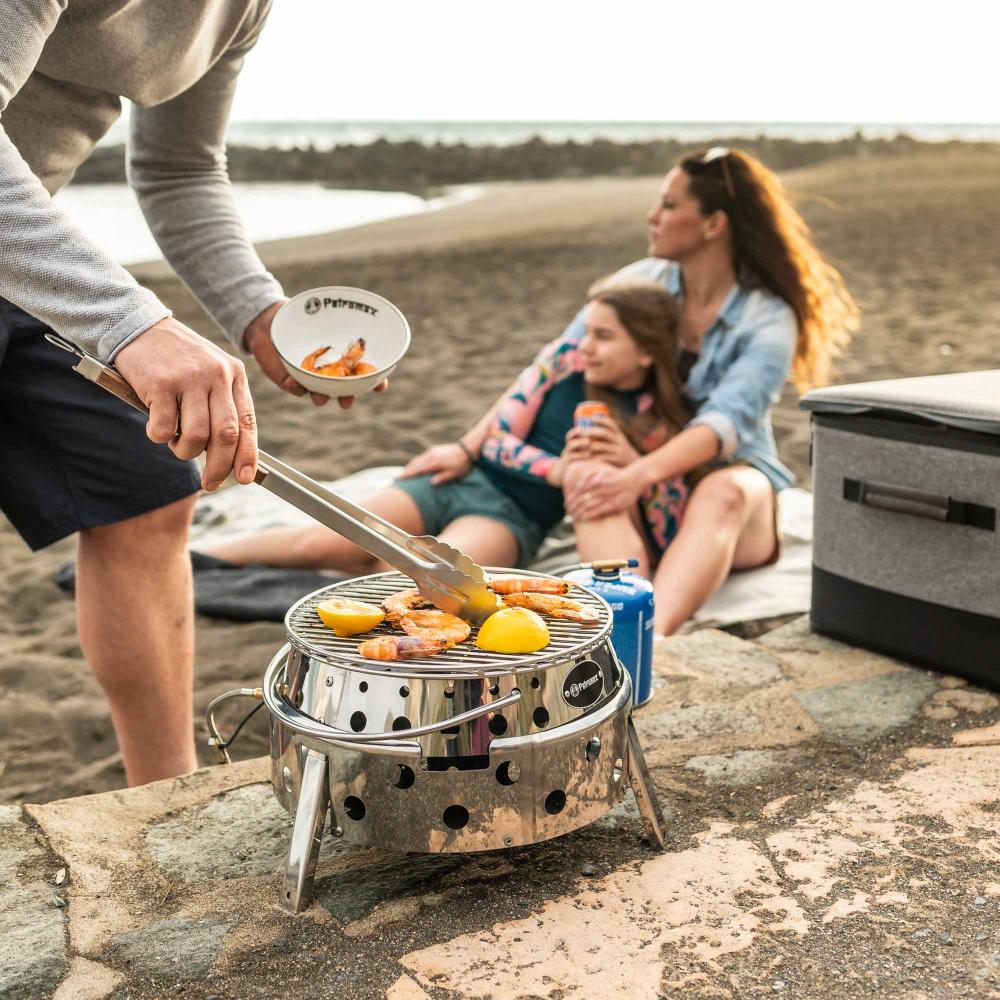 Petromax Atago Gasgrill  kompakter, klappbarer Campinggrill mit Piezo-Zündung, Edelstahl, Ø 28 cm Grillrost, 3,8 kW Leistung, für Schraubkartuschen