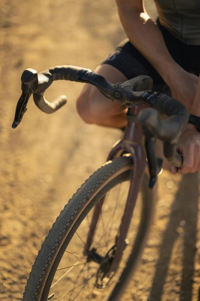 SQlab 714 Gravel Lenkerband schwarz ? rutschfestes - stoßdämpfendes Lenkerband für optimalen Grip bei jedem Wetter 2500 mm Länge 30 mm Breite 3 mm Dicke