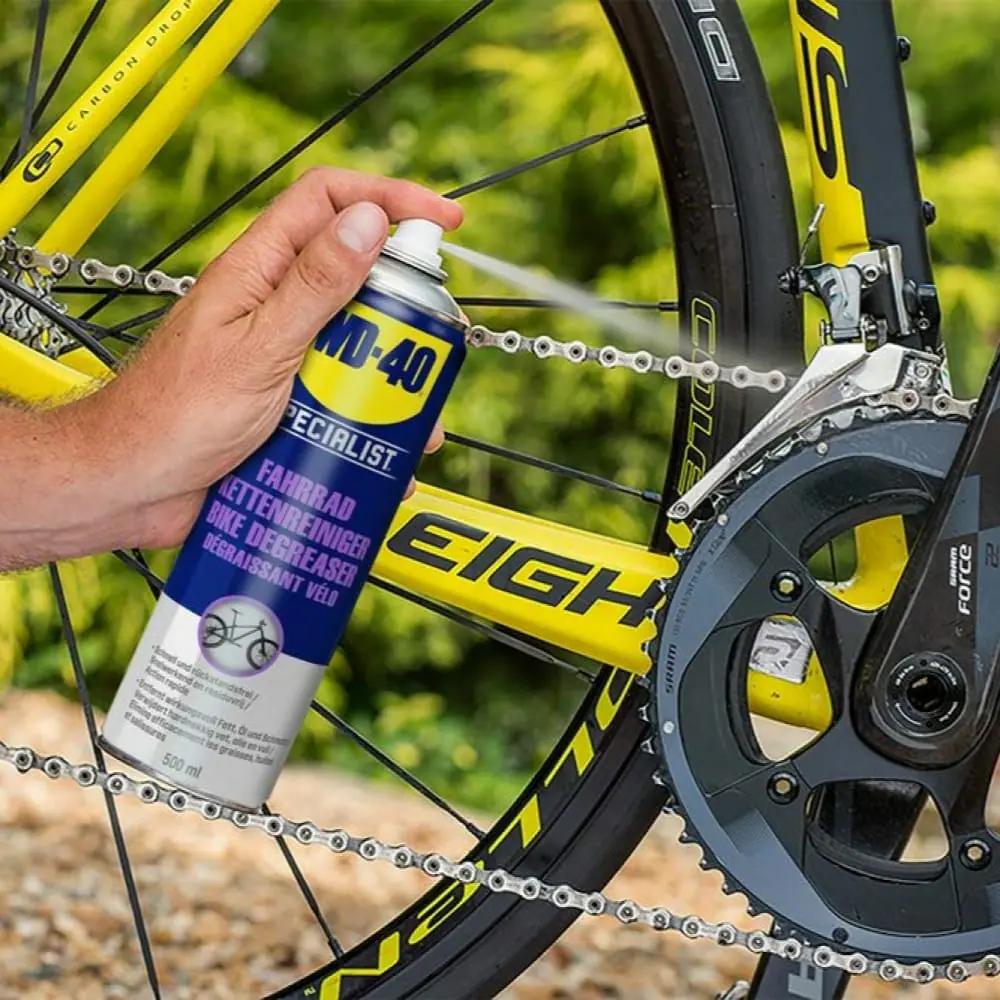 WD-40 Kettenreiniger 500 ml wird zur schnellen und gründlichen Reinigung auf eine Fahrradkette gesprüht.