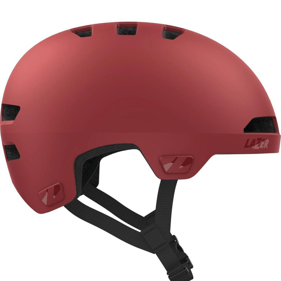 Lazer Maze Jr KinetiCore Kinderhelm in Matte Ruby Red mit Belüftungsschlitzen und schwarzen Riemen.