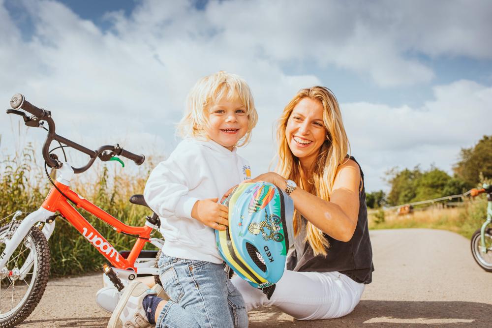 Lachendes Kind und Frau mit rotem 16 Zoll Kinderfahrrad, Schwalbe Little Joe Reifen.