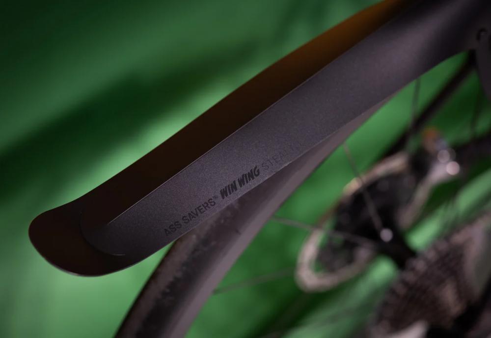 Ass Savers WGS-2 Win Wing Road Stealth: Ultraleichter Hinterrad-Spritzschutz für Rennräder bis 35 mm Reifenbreite, werkzeuglose Montage