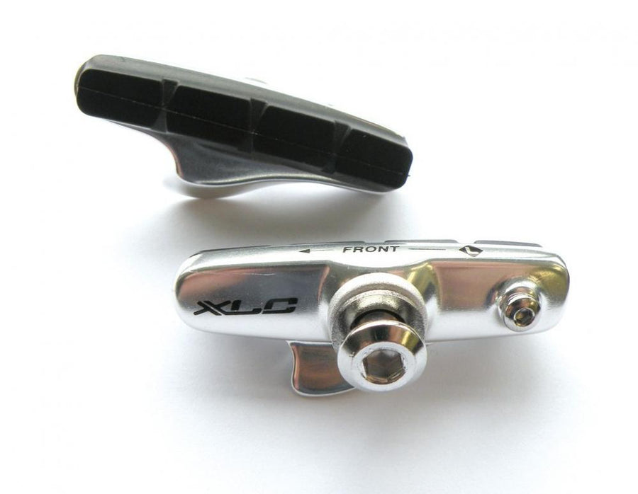 Zwei XLC Cartridge Road Bremsschuhe BR-R02 für Carbon, 55mm, silber/schwarz, mit "FRONT" Beschriftung.