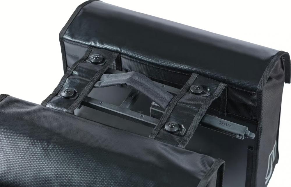 Schwarze Basil Urban Load MIK 2.0 Doppeltasche, wasserdicht, mit MIK Adapterplatte und Befestigungssystem.