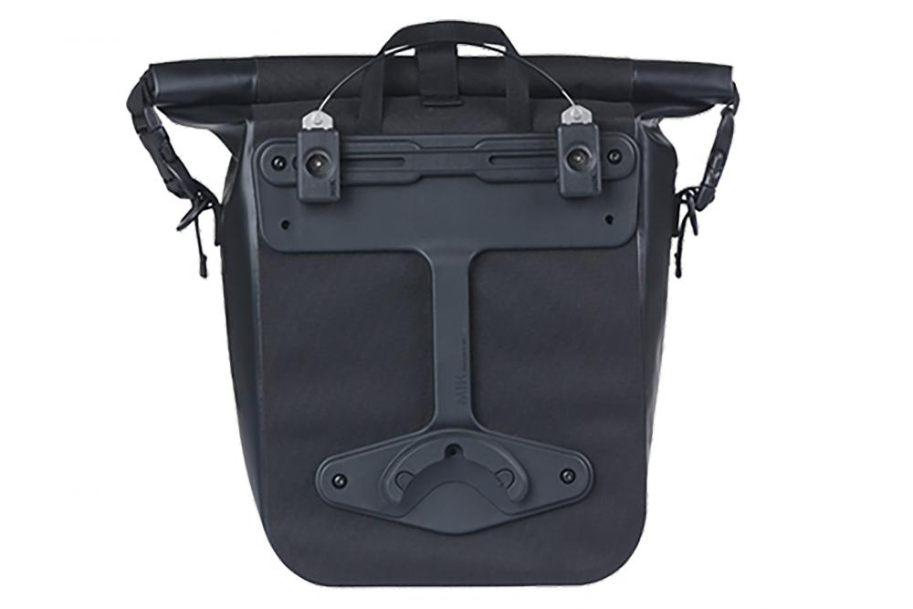 Schwarze Basil Navigator Waterproof M Einzelpacktasche mit MIK-System zur Fahrrad-Gepäckträgermontage.