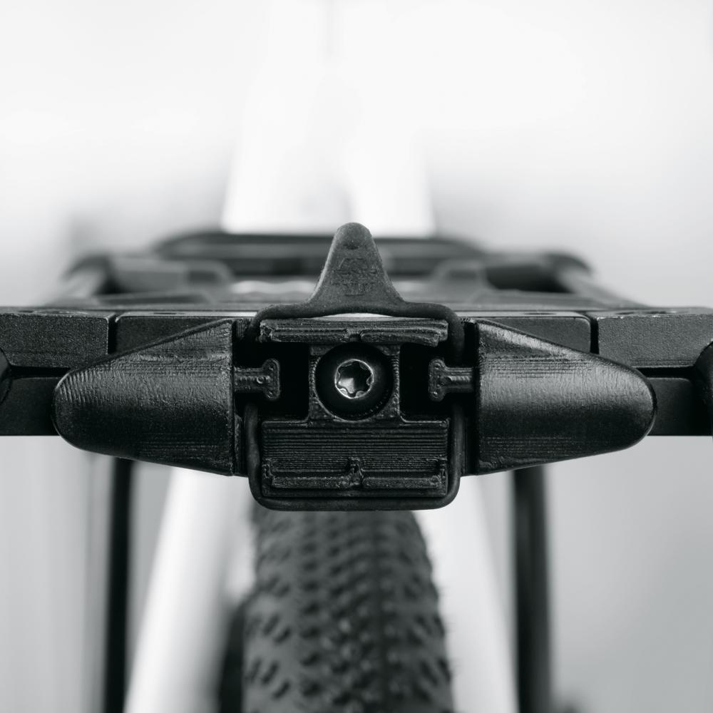 SKS INFINITY UNIVERSAL REARLIGHT, schwarzes, flaches StVZO LED-Rücklicht, USB-C, am Gepäckträger.