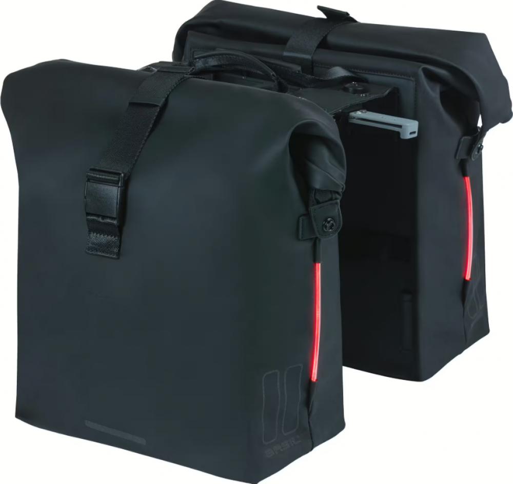 Schwarze BASIL SoHo Nordlicht MIK 2.0 Doppeltasche, 41L, wasserdicht, mit leuchtenden LEDs und Rollverschluss.