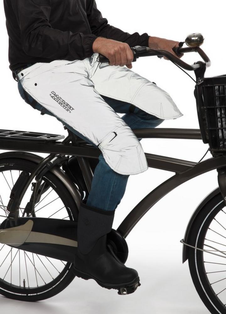Graue reflektierende Rainlegs Arctic Beinschützer an Fahrradfahrer auf Fahrrad.