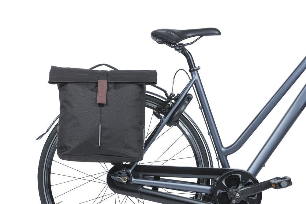 Basil City MIK 2.0 Doppeltasche 32L schwarz mit Faltverschluss, wasserabweisend, reflektierend, am Fahrrad.