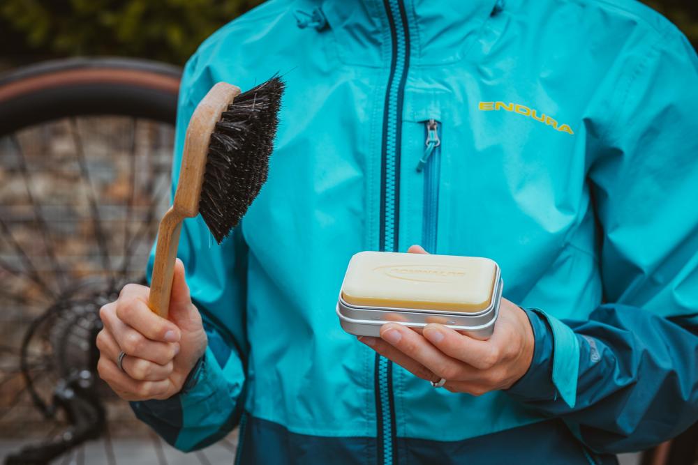 Schwalbe NATURAL BIKE SOAP - kompakte Seife im Set für schonende Fahrradreinigung