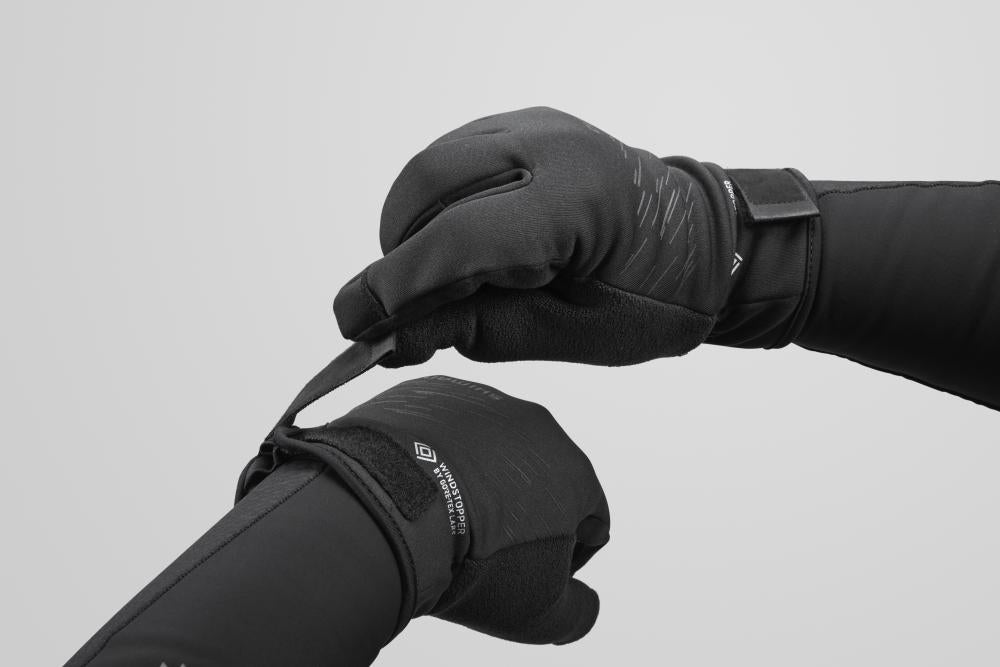 Schwarze SHIMANO W's Windstopper Insulated Damen-Fahrradhandschuhe mit Klettverschluss und Gore-Tex Logo.