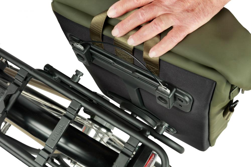Basil SoHo MIK Studs 17 Liter wasserdichte Fahrrad-Umhängetasche - moss green, mit LED & Organizer