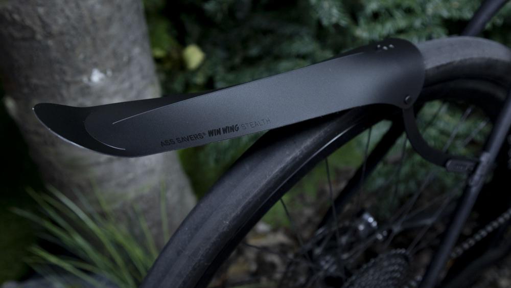 Ass Savers Win Wing 2 Gravel Stealth, Schutzblech für Gravelbikes, ultraleicht 72 g, Reifen bis 60 mm, werkzeuglose Montage, optimaler Spritzschutz