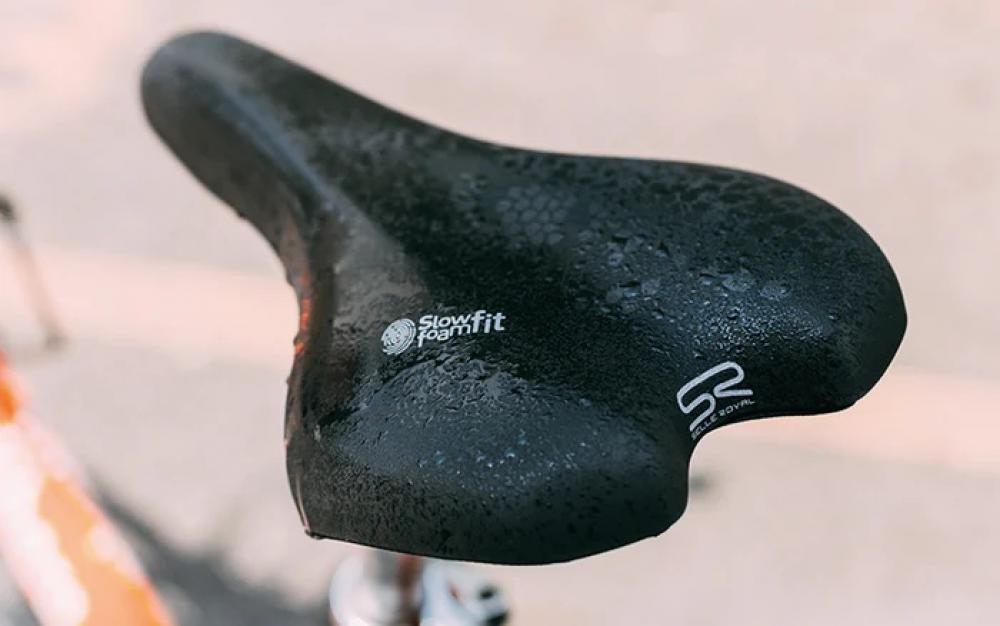 Schwarzer Selle Royal Freeway Fit Classic Fahrradsattel mit Slow Fit Foam, nass, für sportliche Fahrer.