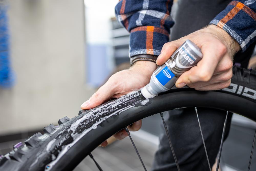 Schwalbe Easy Fit Montage-Flüssigkeit 50 ml - Spezielle Reifenmontage-Flüssigkeit in praktischer Schwammdose für einfache Anwendung, verflüchtigt sich nach ca. 10 Minuten vollständig