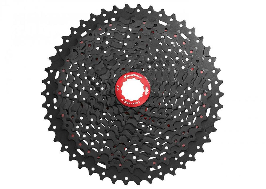 Schwarze SunRace Kassette CSMX8 EAZ 11-fach Fluid Drive Plus 11-46 Zähne mit rotem Lockring.