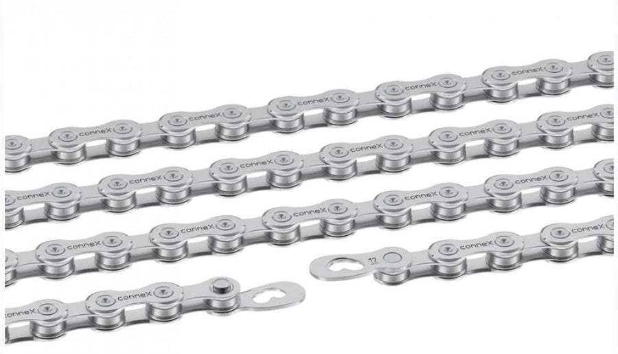 ConneX 12s E-Bike Kette 12sE, silberne Fahrradkette 1/2" x 11/128 mit Schnellverschluss auf weißem Hintergrund.