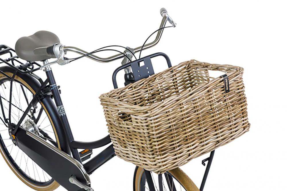 Grauer Basil Dax L Vorderradkorb aus Rattan, handgeflochten, 35x47x27 cm, ohne Deckel, montiert an einem Fahrrad.