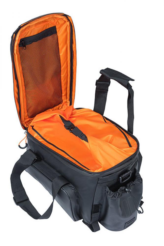 Basil Miles XL Pro Gepäckträgertasche schwarz-orange, geöffnet mit orangefarbenem Innenfutter und Netzfach im Deckel.