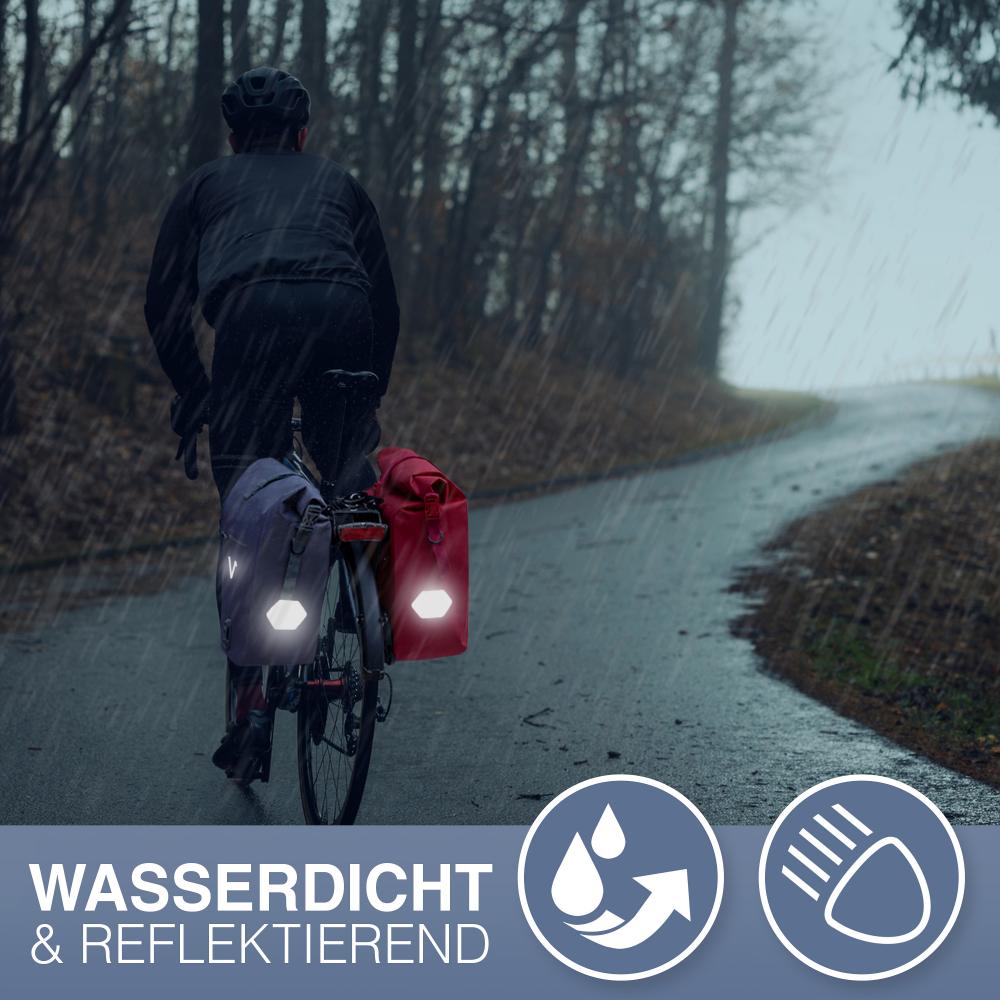 Valkental Gepäckträgertasche ValkOcean Meeresblau am Fahrrad im Regen, wasserdicht und reflektierend.