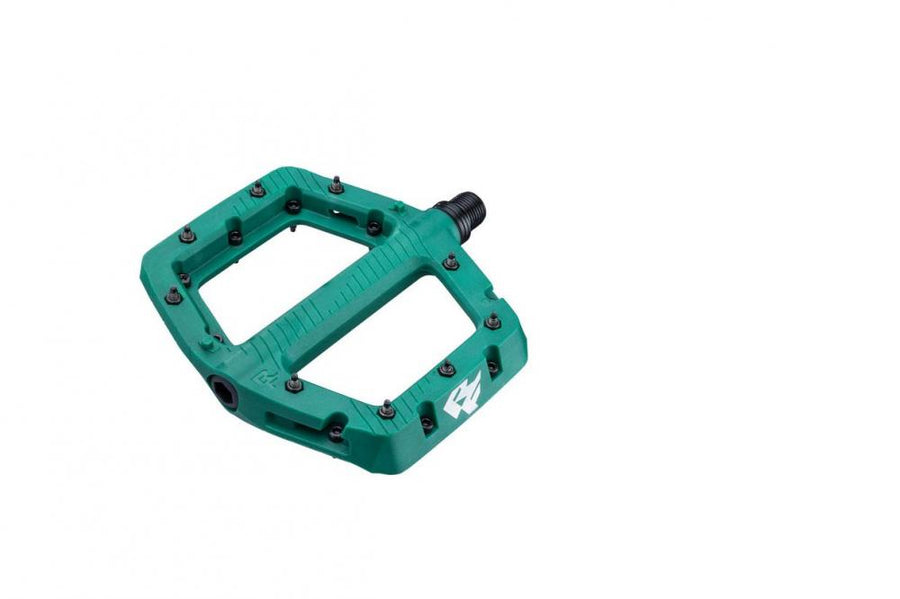 Race Face Chester Large Plattform-Pedal grün, robustes MTB-Flatpedal mit Pins für volle Kontrolle.